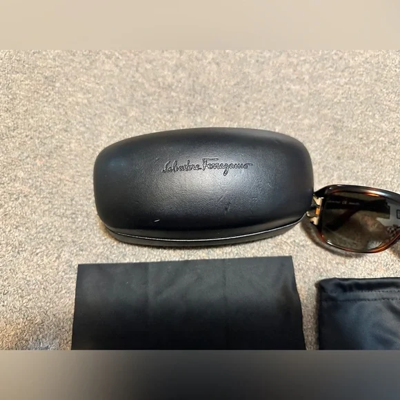 Rare!! SALVATORE FERRAGAMO SF666S 238 FRAMES SUNGLASSES 55-17-125 W/ CASE ETC